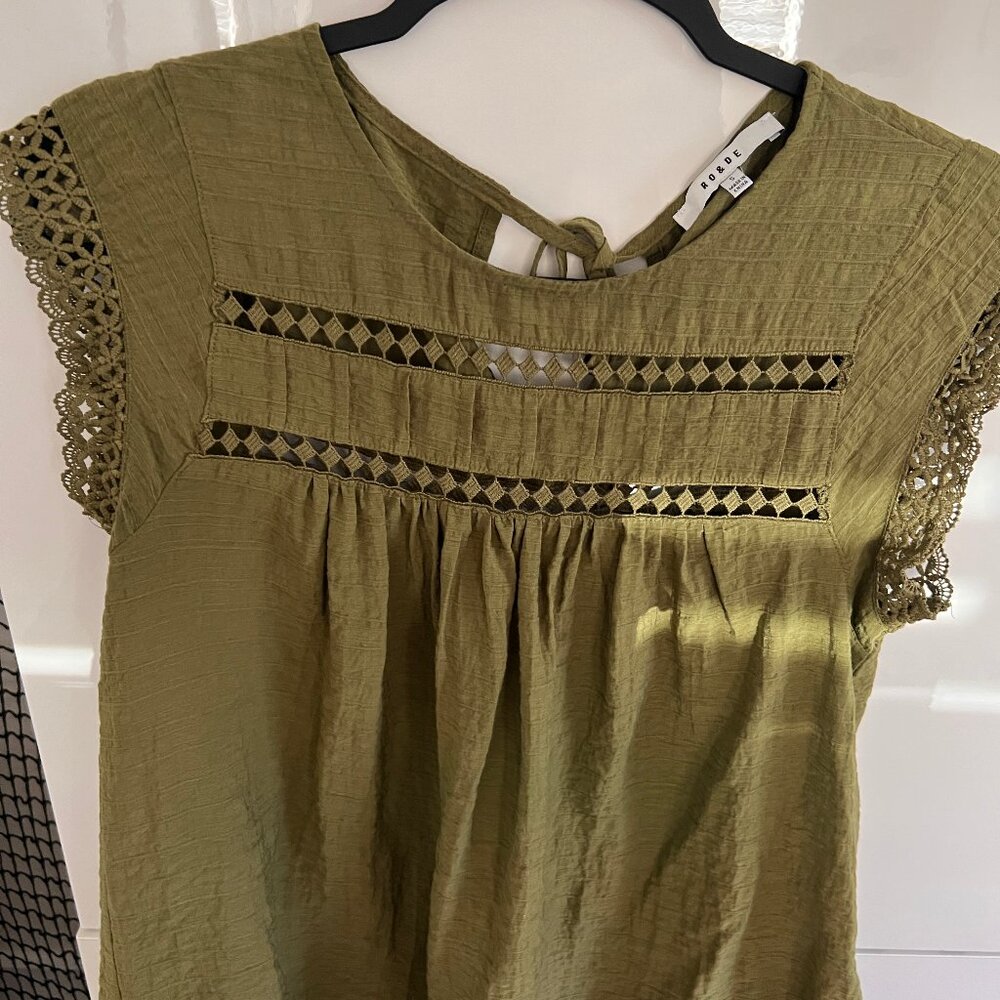 RO & DE Dark Olive Eyelet Lace Trimmed Short Sleeved Tie Back Blouse-Size Small